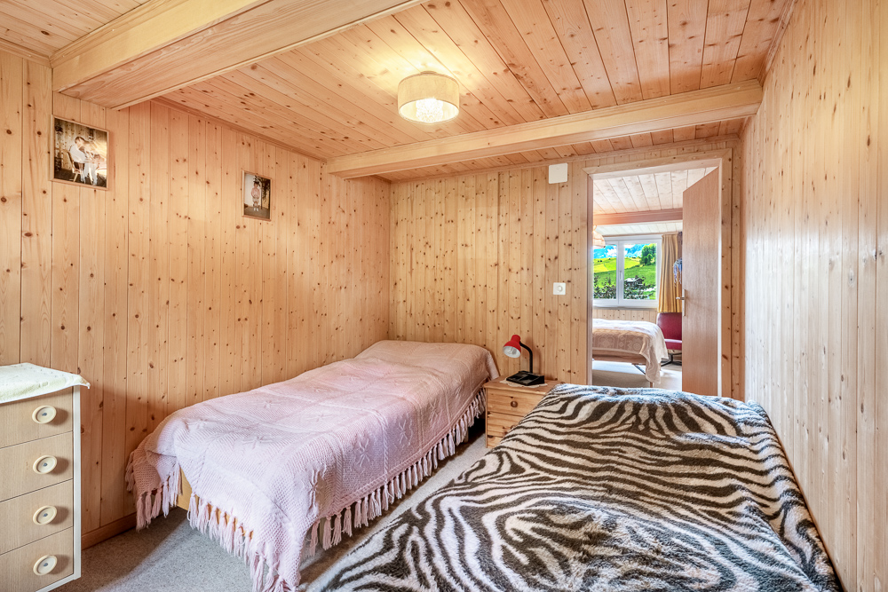 Holzvertäfeltes Schlafzimmer mit zwei Betten