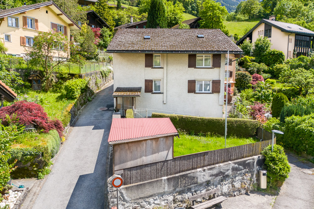 Wohnhaus in Hanglage mit Gärten und Zufahrt