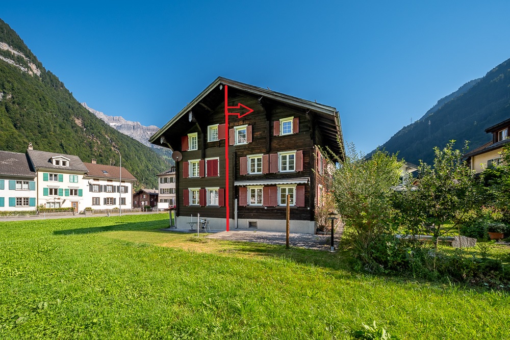 Alpines Mehrfamilienhaus mit Holzfassade
