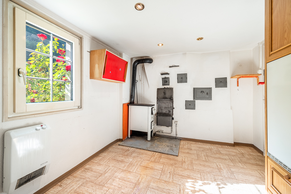 Technikraum mit Ofen und Fenster