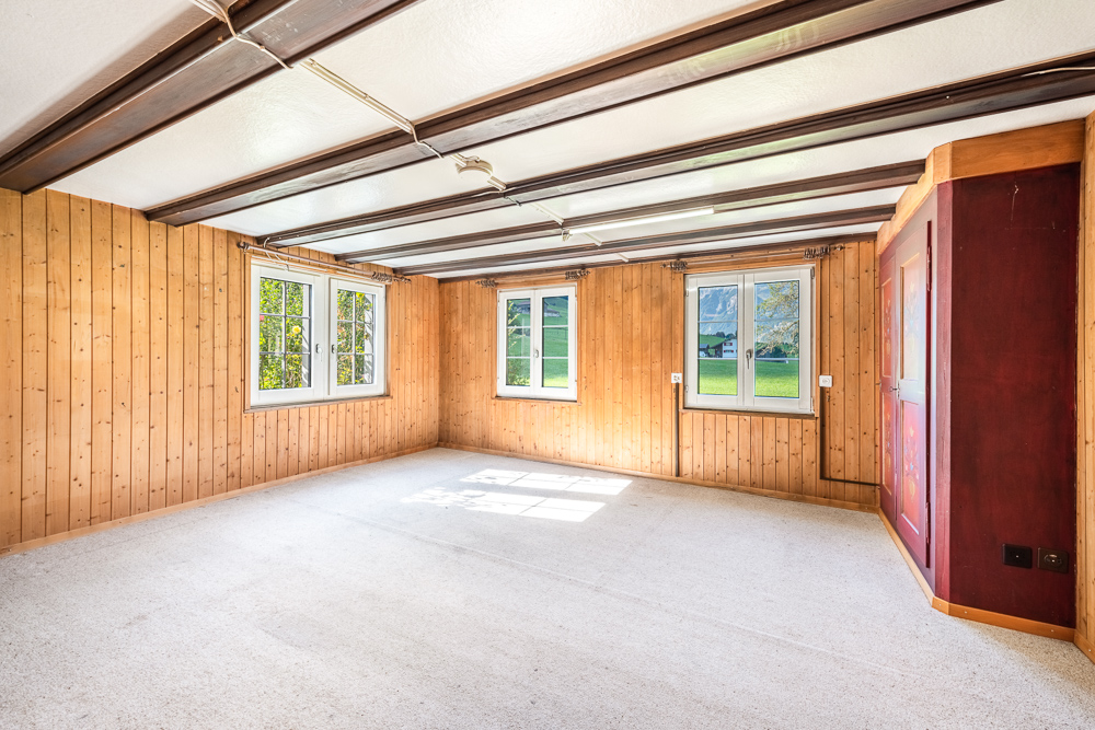 Leerer Holzraum mit Fenstern
