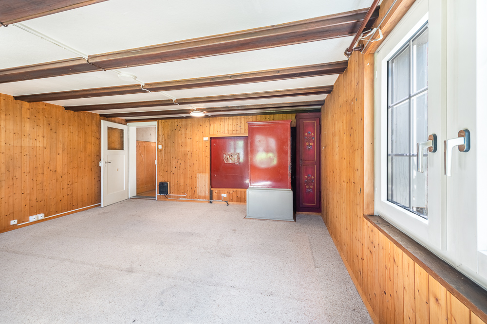 Ausgebauter, holzvertäfelter Raum