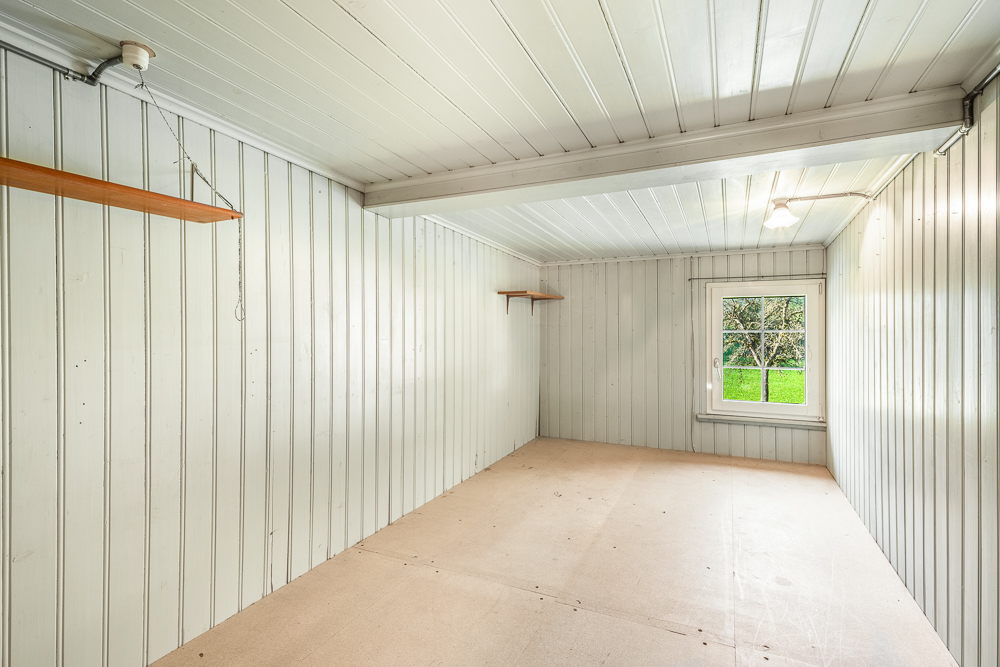 Leerer Nebenraum mit Fenster
