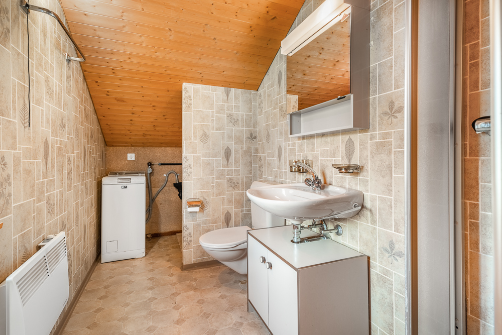 Badezimmer mit Dachschräge