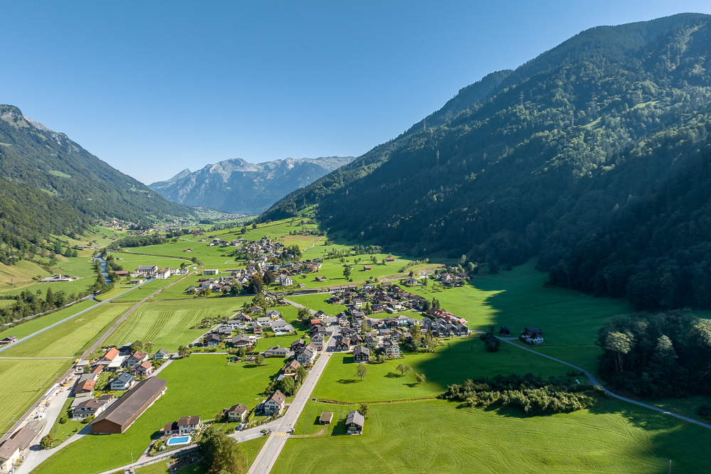 Luftaufnahme eines alpinen Tals