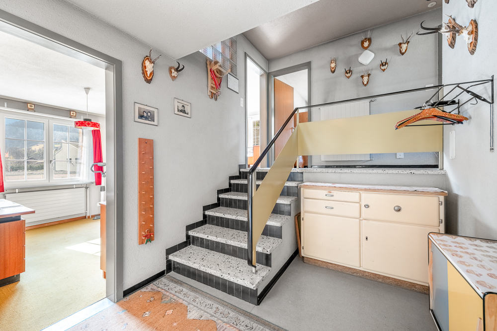 Treppenhaus mit angrenzendem Raum