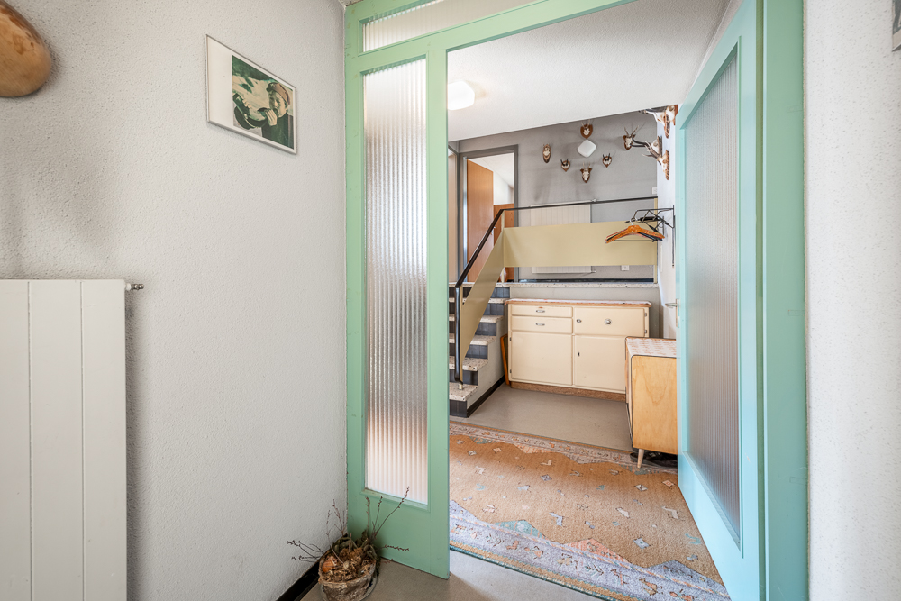 Eingangsbereich mit Treppe und offener Tür