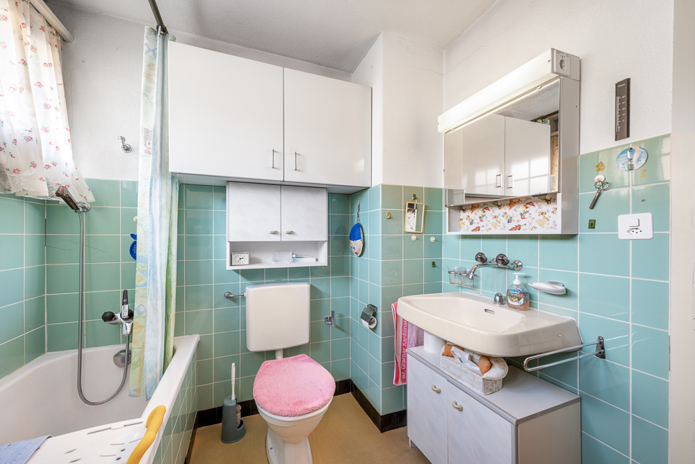 Kleines Badezimmer mit Retro-Fliesen