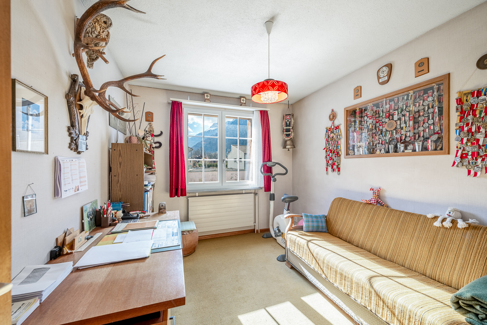 Gemütliches Arbeitszimmer mit Bergblick