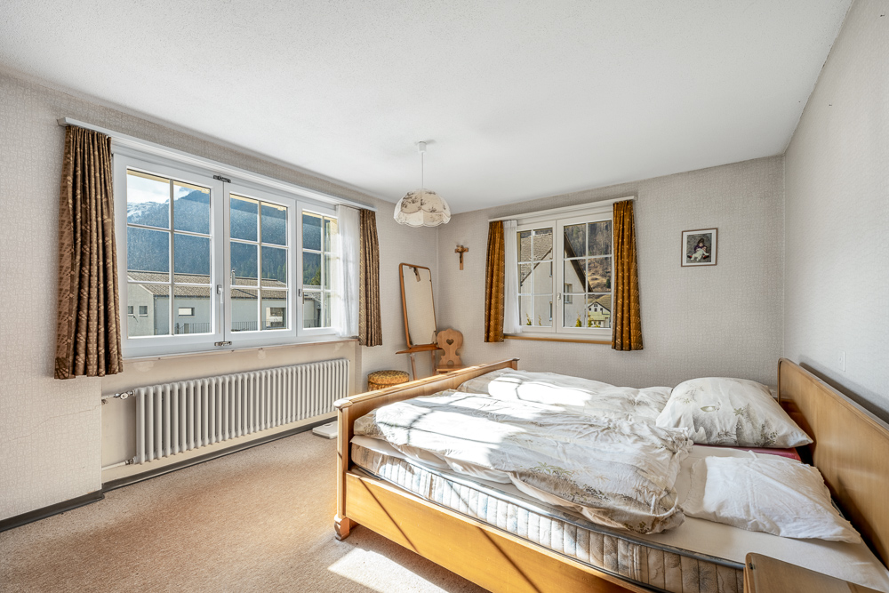Helles Schlafzimmer mit Bergblick