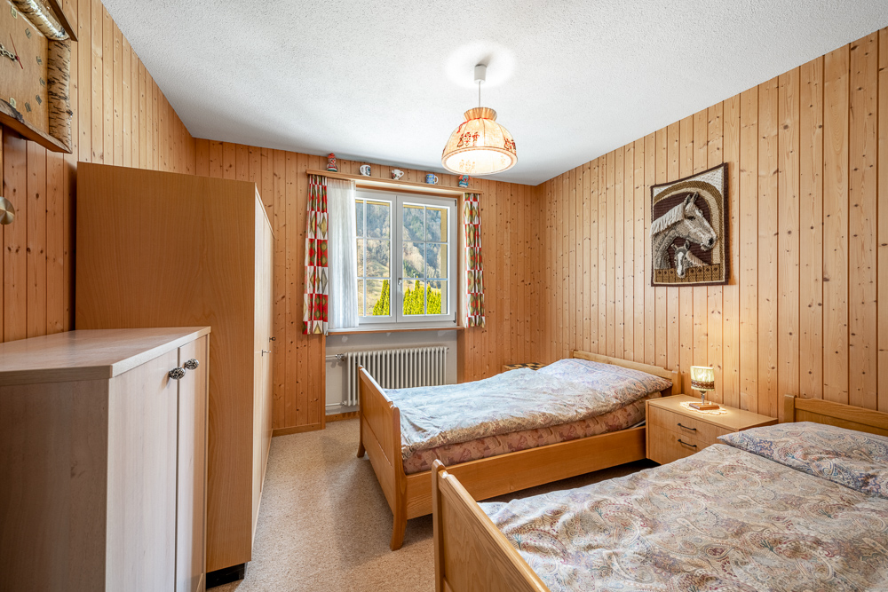 Gemütliches Schlafzimmer mit Holzvertäfelung