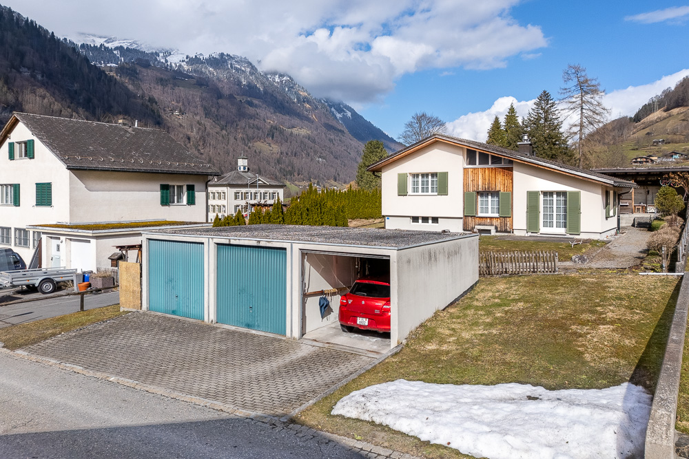 Bergsicht auf Wohnhäuser mit Garage