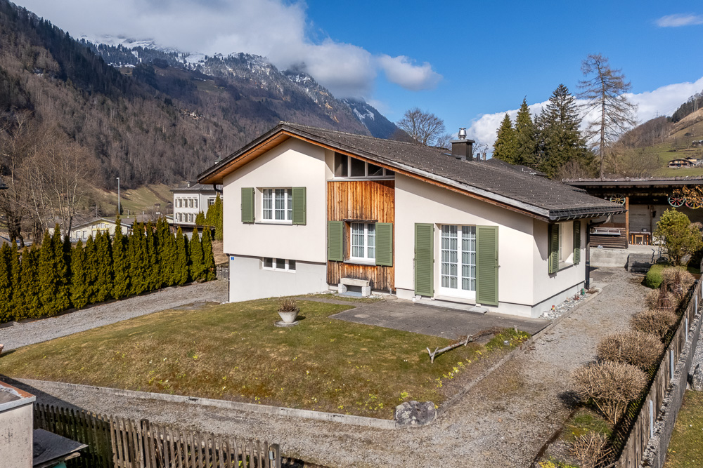 Alpines Einfamilienhaus mit Garten