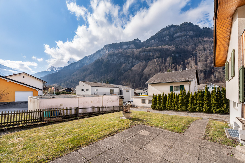 Bergblick mit Garten und Wohnhäusern