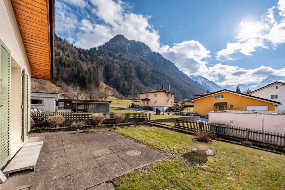 Alpenhaus mit Garten und Bergblick
