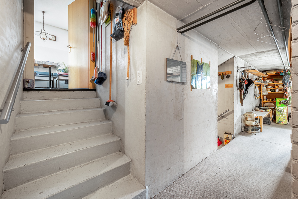 Kellerflur mit Treppe und Lagerbereich
