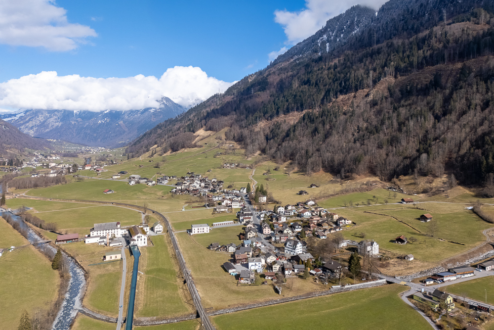 Alpen-Tal mit Dorf aus der Vogelperspektive