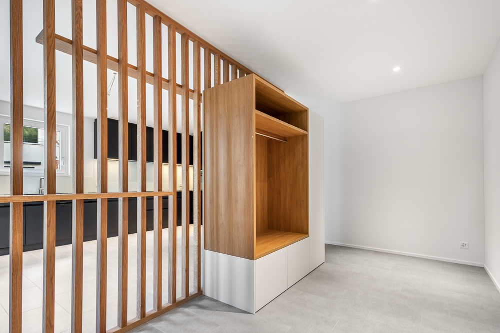 Modernes Ankleidezimmer mit Holzlamellen und Einbauschrank