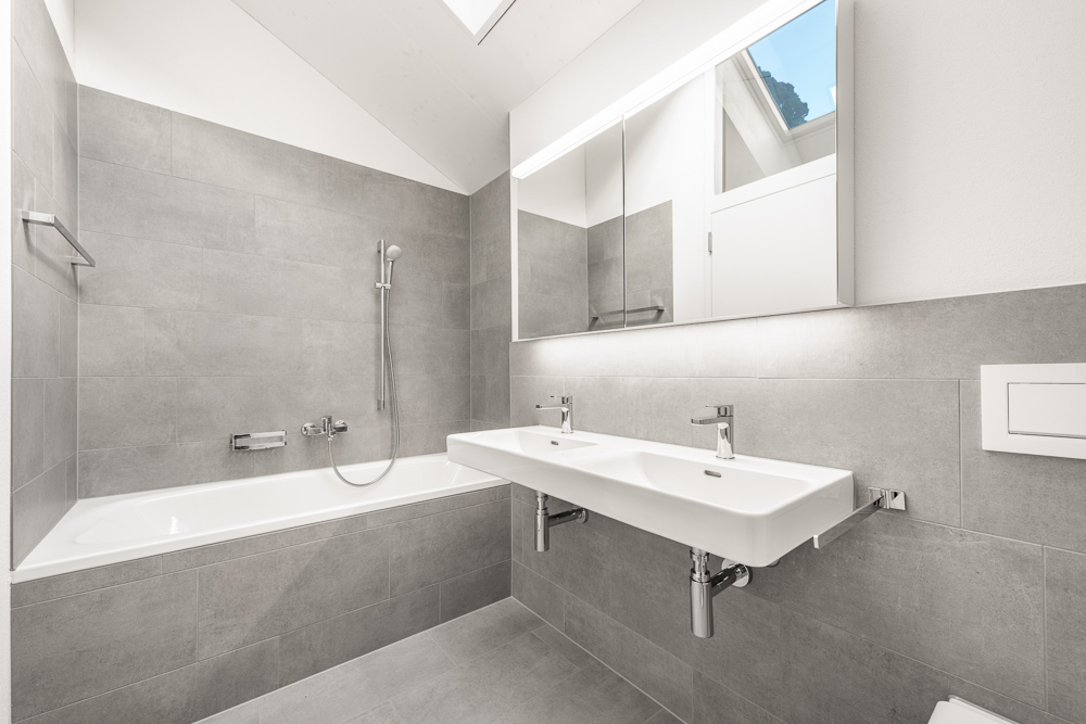 Modernes Badezimmer mit Wanne und Doppelwaschbecken
