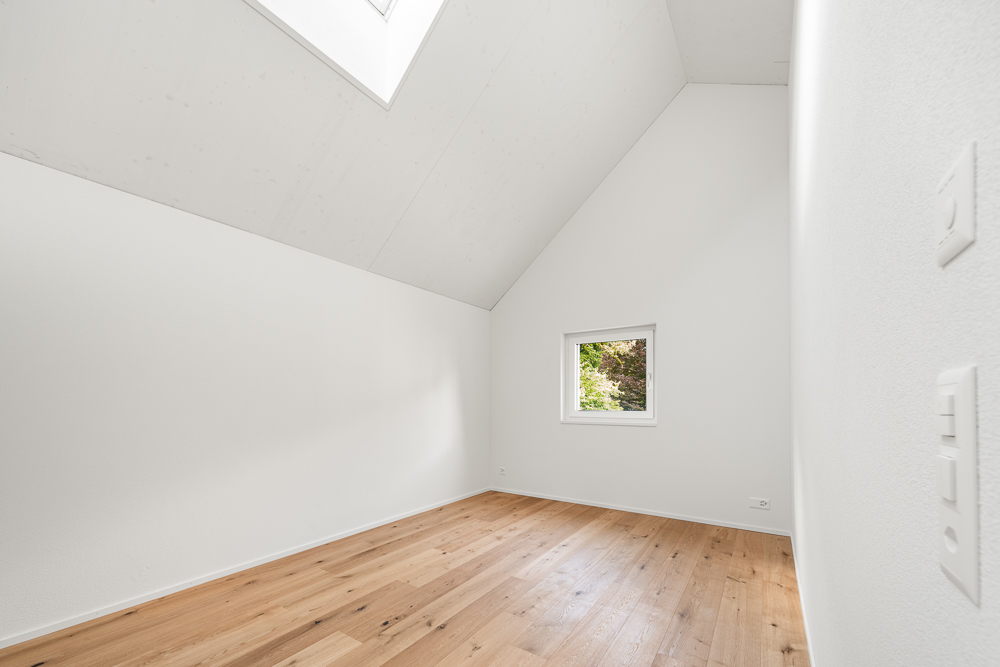Leerer Dachraum mit Holzfußboden