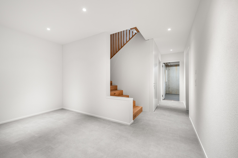 Heller Flur mit Treppe