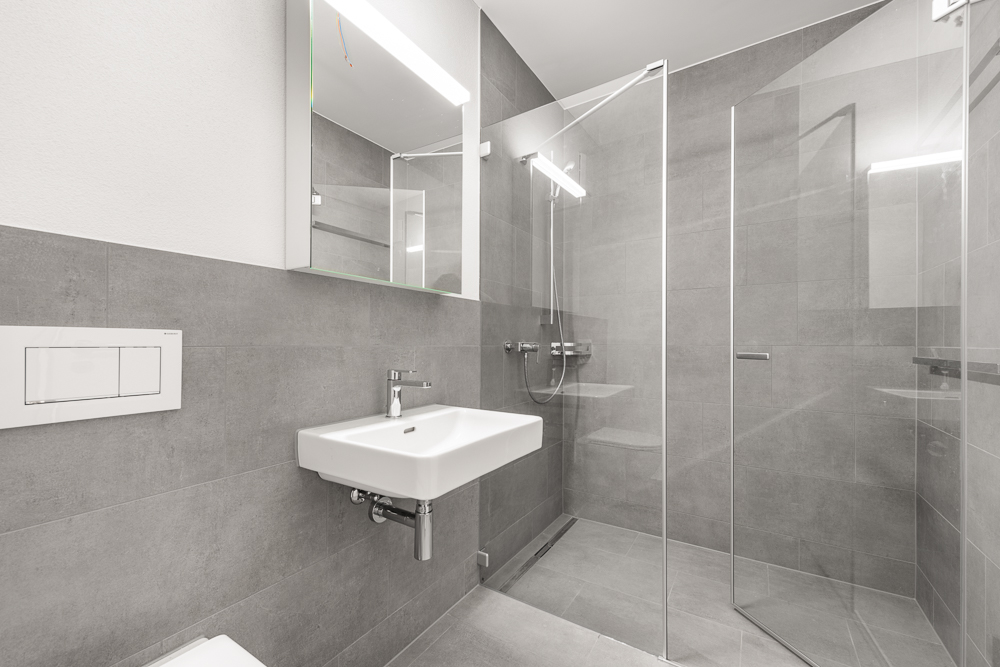 Modernes Badezimmer mit Glasdusche