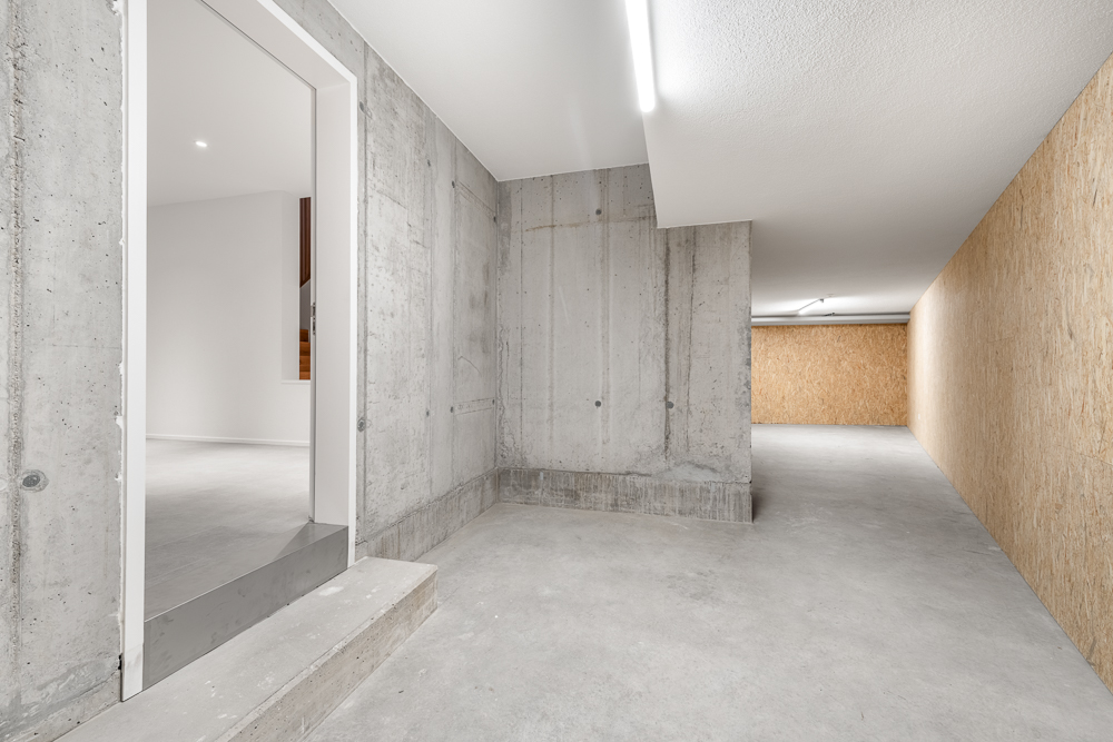 Betonflur mit sichtbarem Zugang zu einem Innenraum
