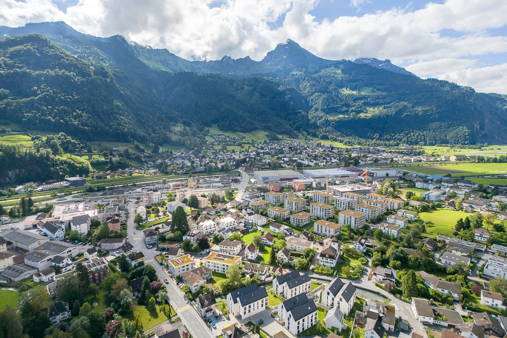 Luftaufnahme einer Stadt in alpiner Tallage