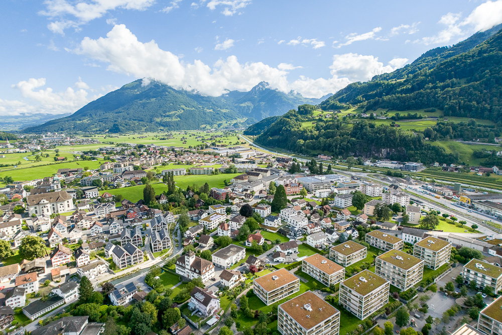 Luftaufnahme eines Alpenorts im Tal