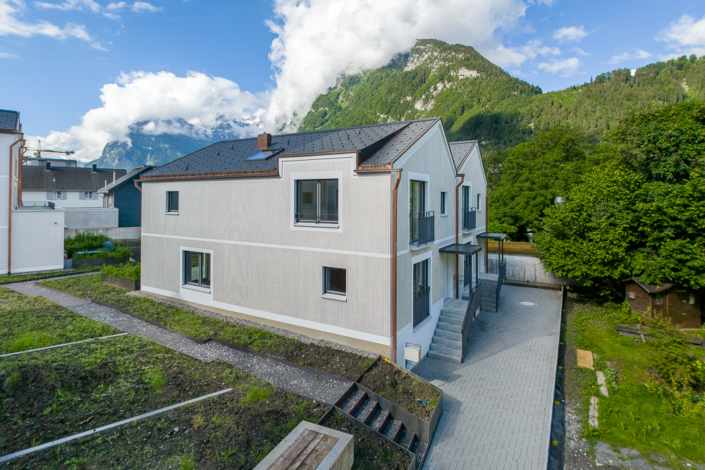 Außenansicht eines modernen Wohnhauses mit Bergkulisse