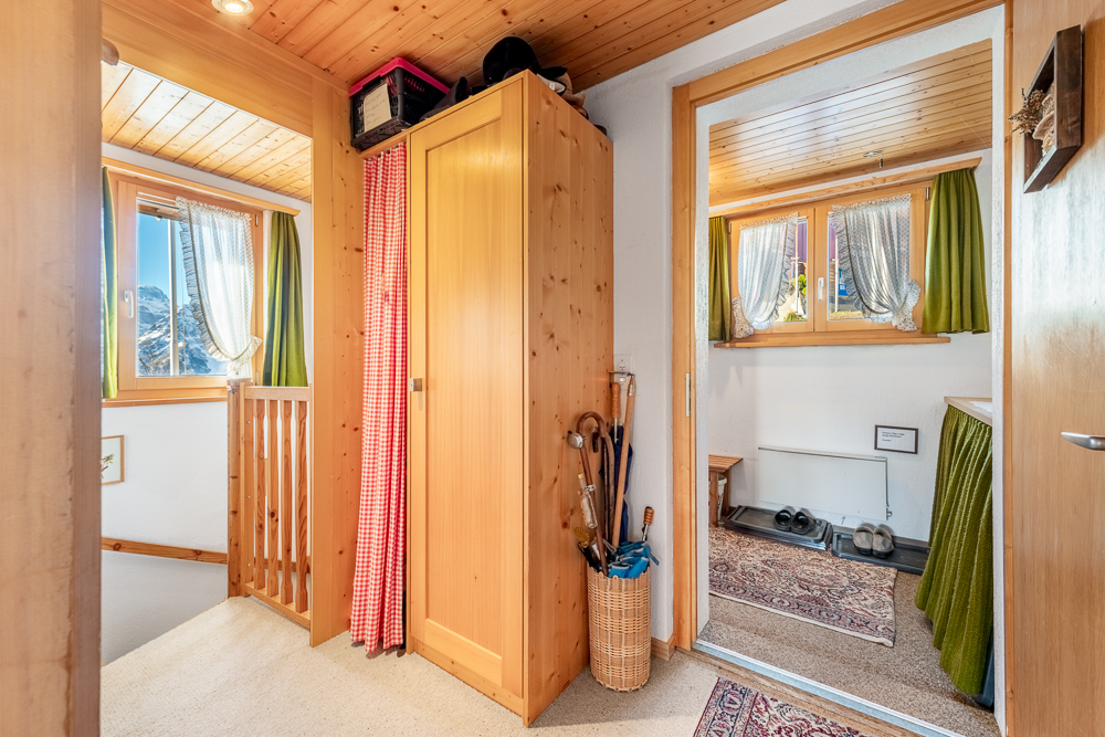 Helles Holzhaus-Flur mit Blick in zwei Zimmer