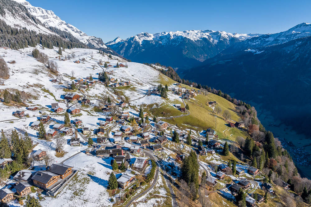 Alpine Dorfansicht im Winter