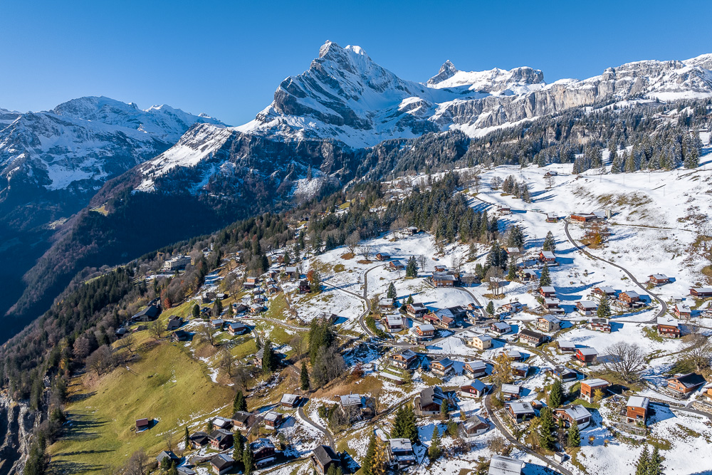 Alpine Landschaft mit verschneitem Dorf