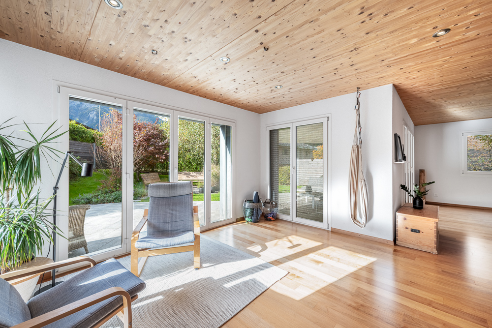 Heller Wohnraum mit Gartenblick