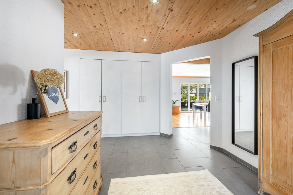 Heller Eingangsbereich mit Holzdecke und Einbauschränken