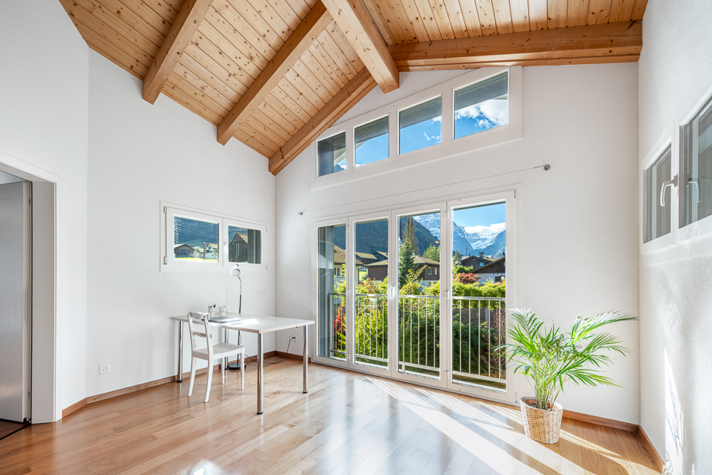 Heller Raum mit Holzdecke und Blick in die Berge