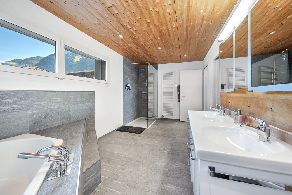 Modernes Badezimmer mit Doppelwaschtisch und Dusche
