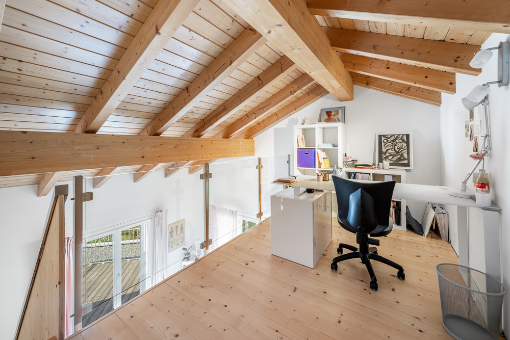 Heller Dachboden-Arbeitsbereich mit Holzbalken