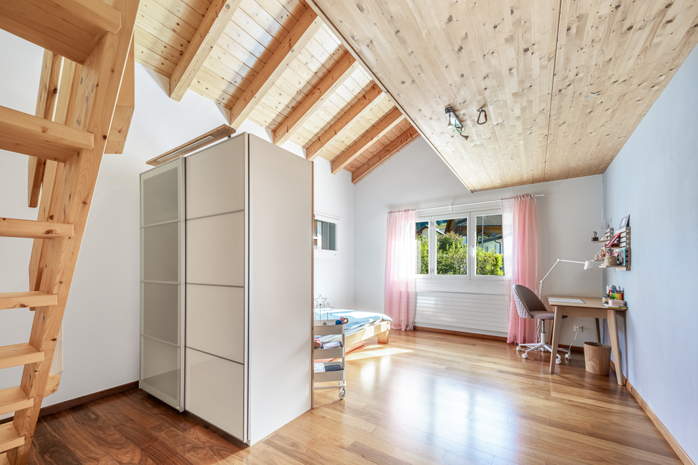 Helles Dachgeschosszimmer mit Arbeitsbereich