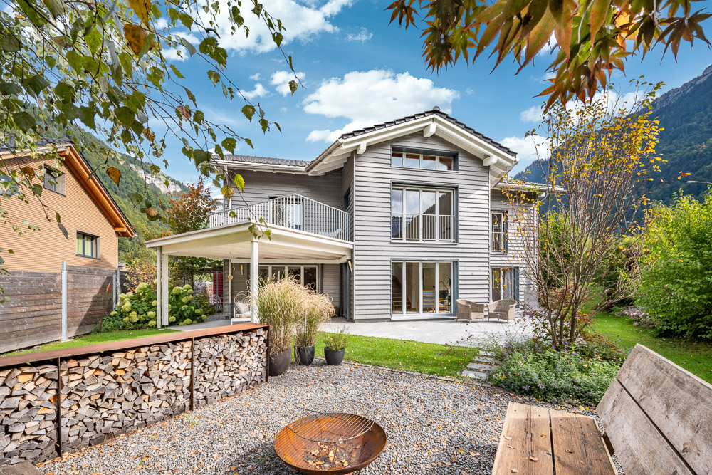 Modernes Einfamilienhaus mit Garten und Feuerstelle