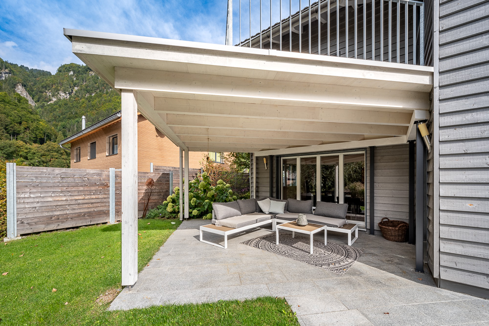 Überdachte Terrasse mit Sitzlounge