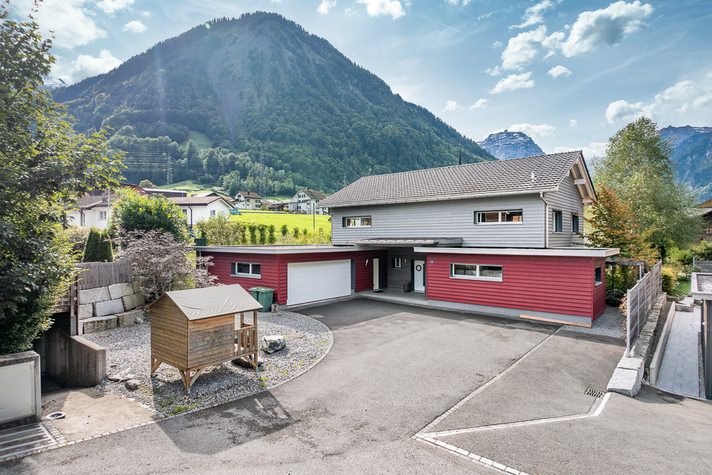 Wohnhaus mit Bergblick und Einfahrt