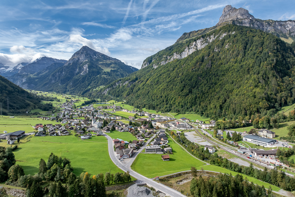 Alpental mit Bergdorf und Talblick