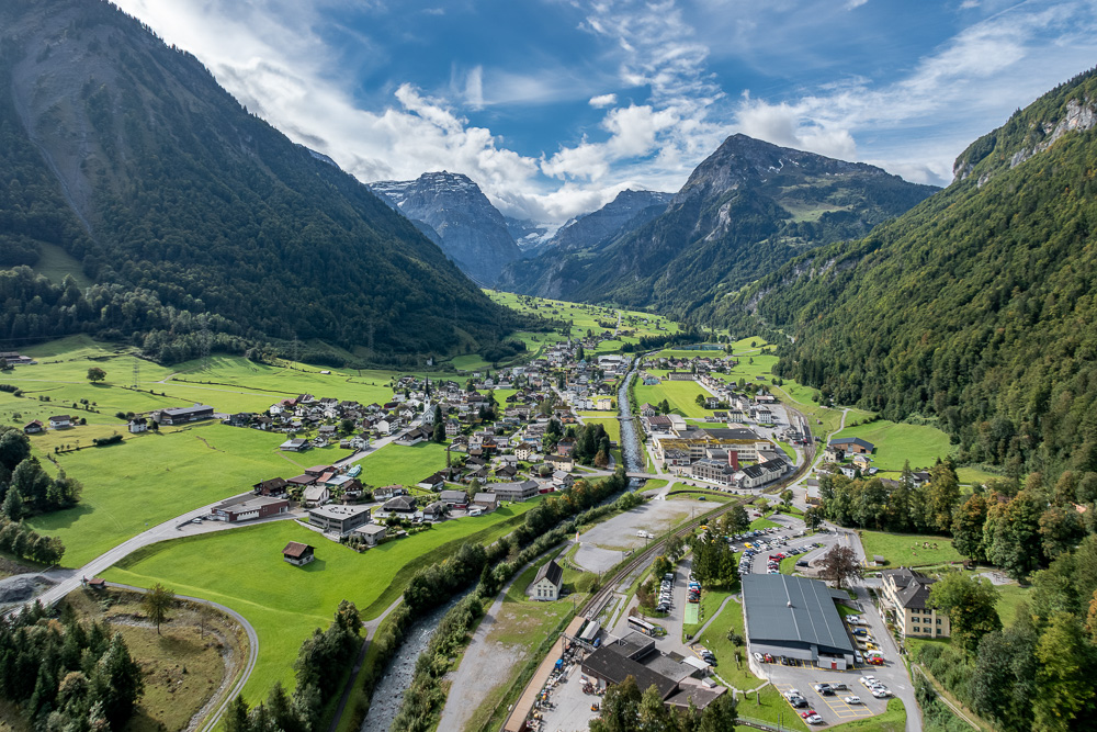 Alpen-Tal mit Ortschaft