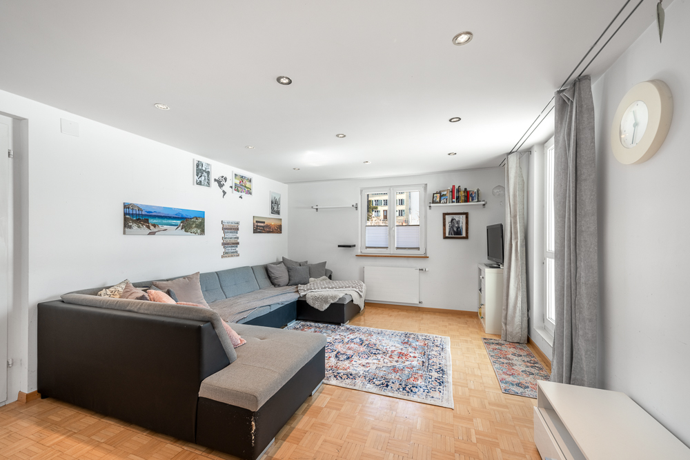 Helles Wohnzimmer mit Ecksofa