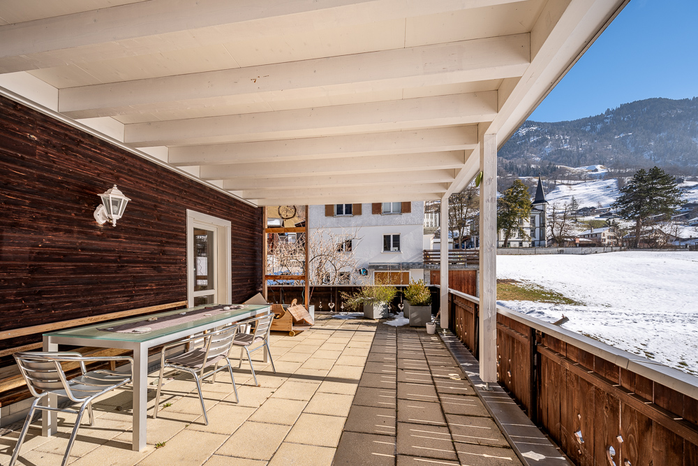 Überdachte Terrasse mit Bergblick