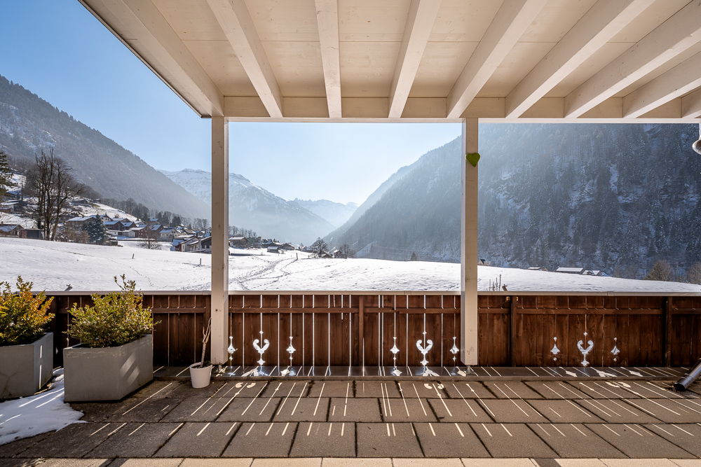 Balkon mit Bergpanorama