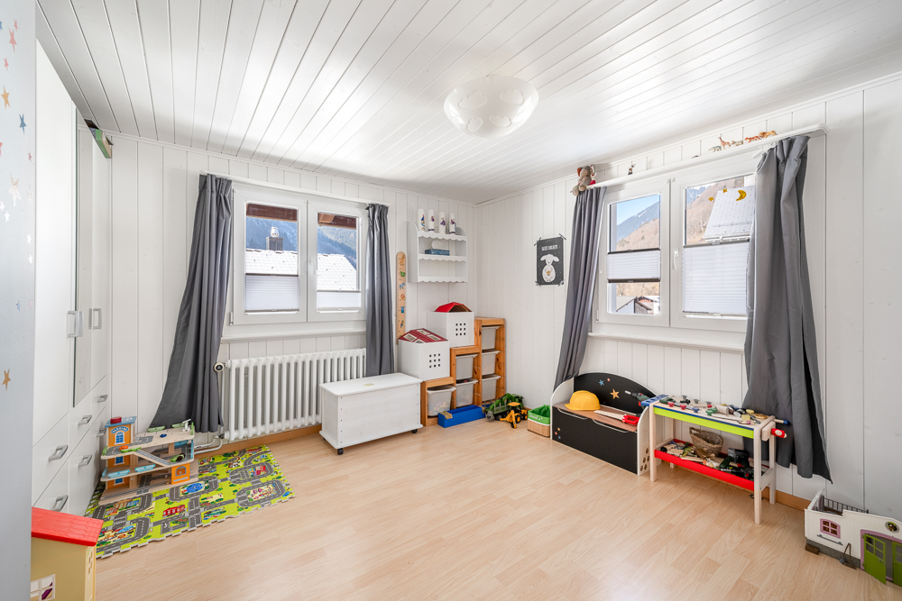 Helles Kinderzimmer mit zwei Fenstern