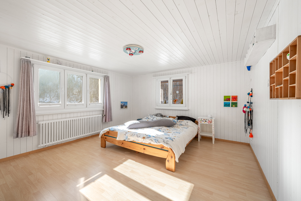 Helles Schlafzimmer mit Holzdecke