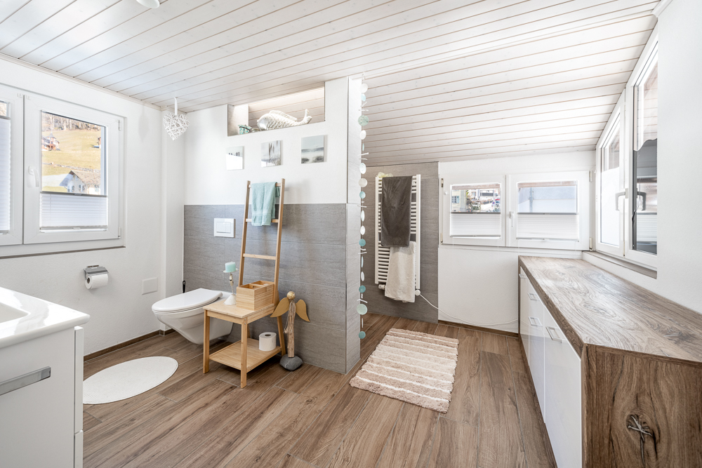 Modernes Badezimmer mit Holzoptik und Dachschräge